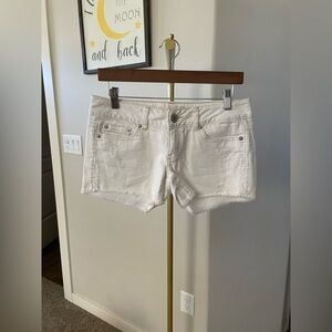 Y2K AE white jean shorts 🔥